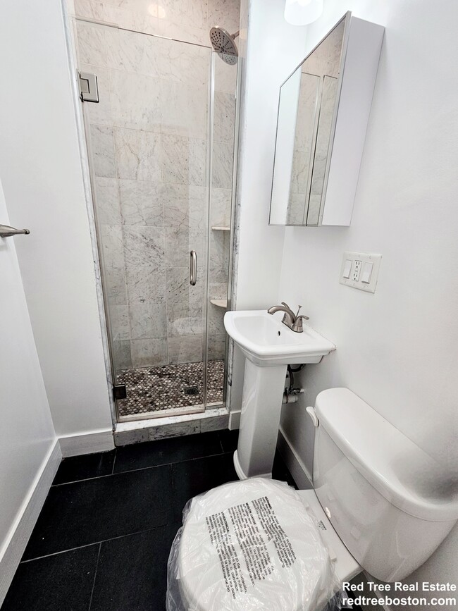 Building Photo - 24 Phillips St