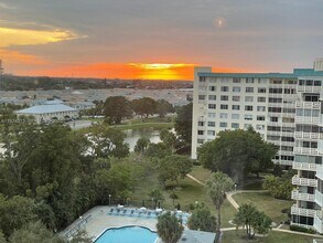 Building Photo - 4200 Hillcrest Dr