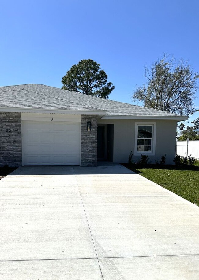 Foto del edificio - NEW 3/2/1 ready to rent! Pet friendly.
