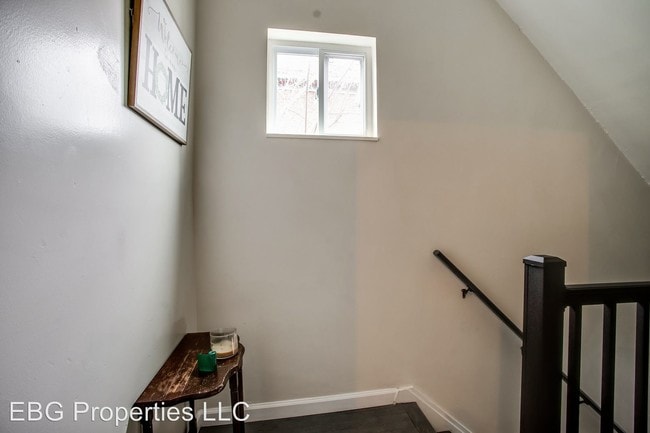 Building Photo - 413 Sample St