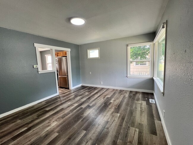 Foto del edificio - 2 Bed 1 Bath Home w/ Huge Shop For Rent!!!