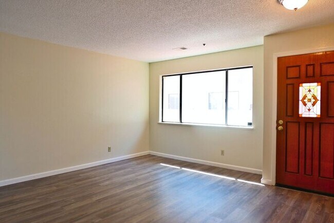 Building Photo - 695 S Knickerbocker Dr