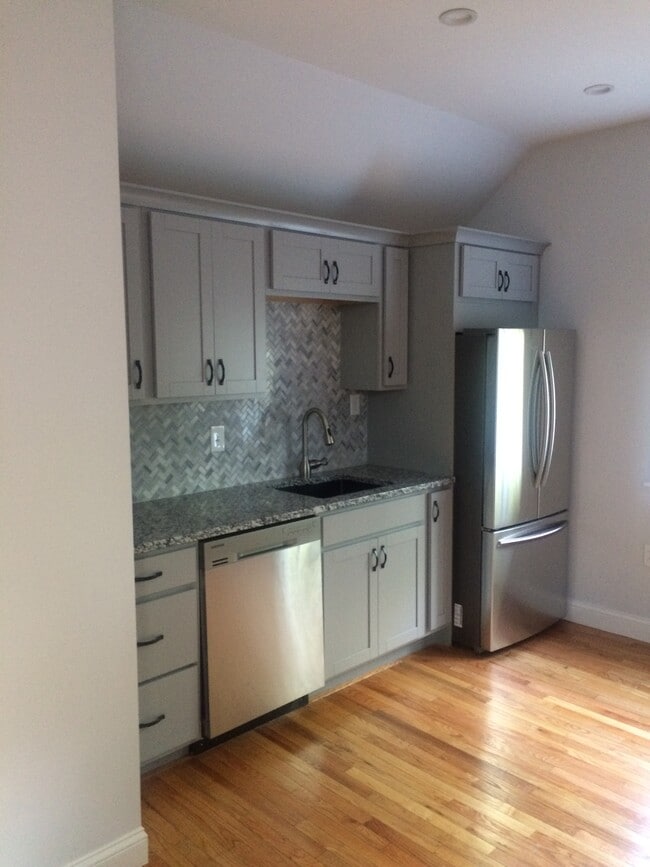 Building Photo - 10 Beehive Dr