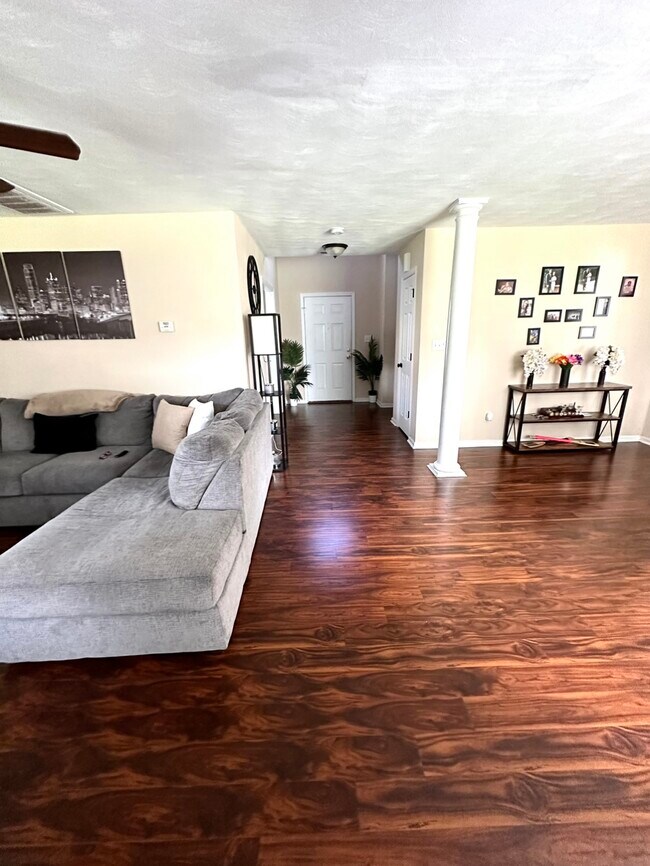 Foto del edificio - 5123 Bute St