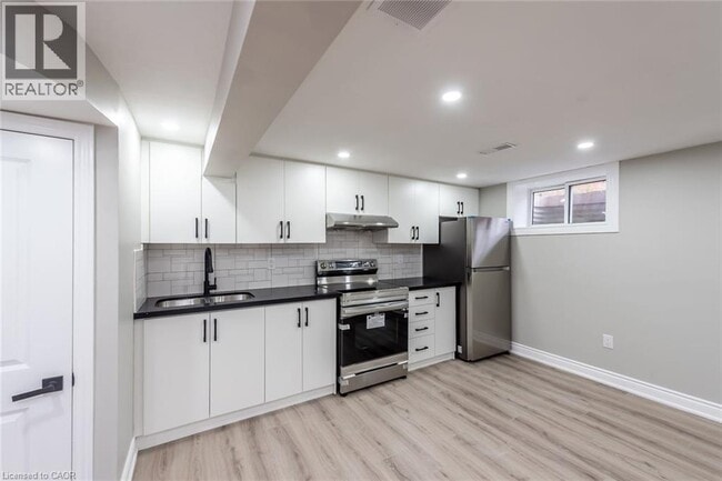 Building Photo - 34 Hollydene Pl