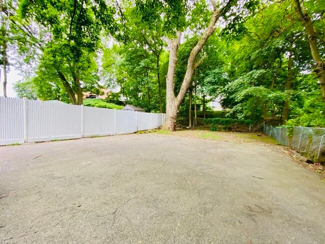 Building Photo - 18 Montvale Ave