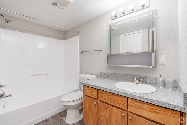 1BR, 1BA - 594SF - Bathroom - Vistas on the Park