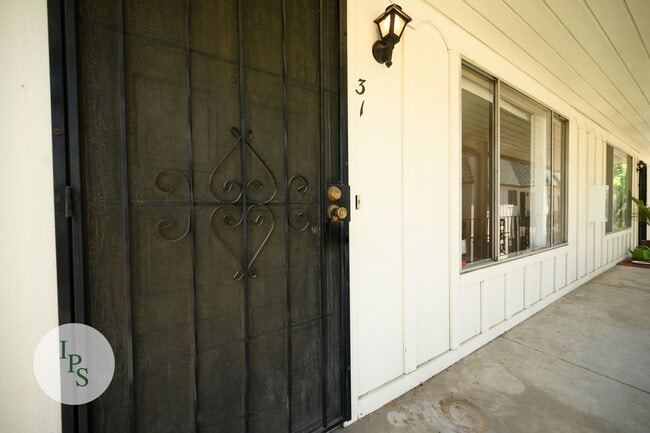 Building Photo - Fig Garden TownHome, 2BR/1BA – Great location, well maintained community!