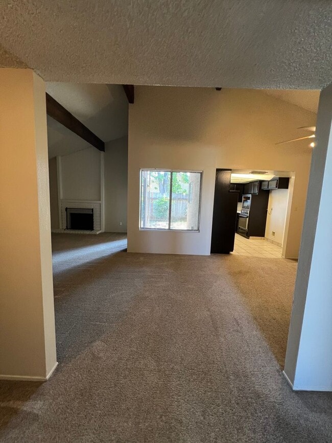 Building Photo - 817 Quail Ln