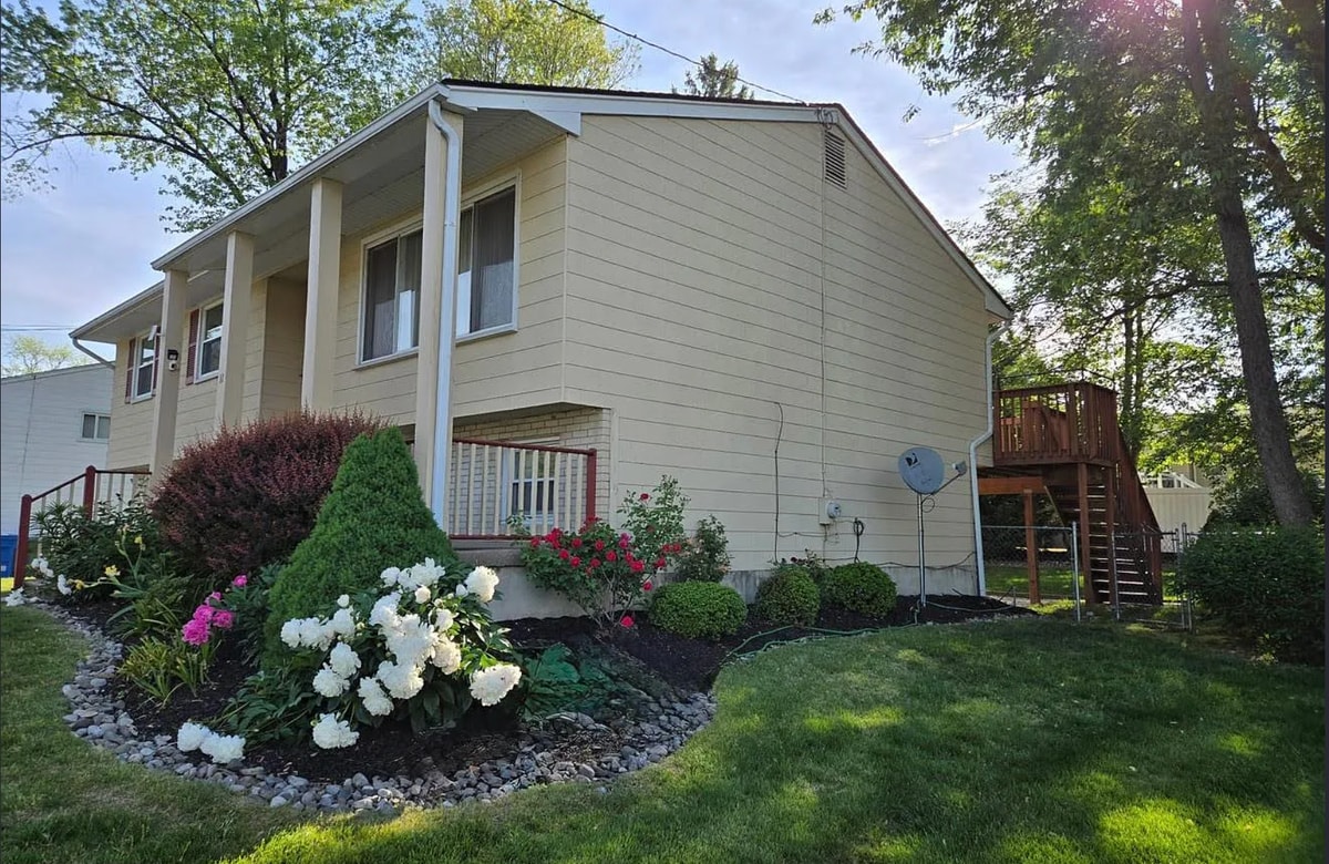 Building Photo - 11 Knollwood Dr