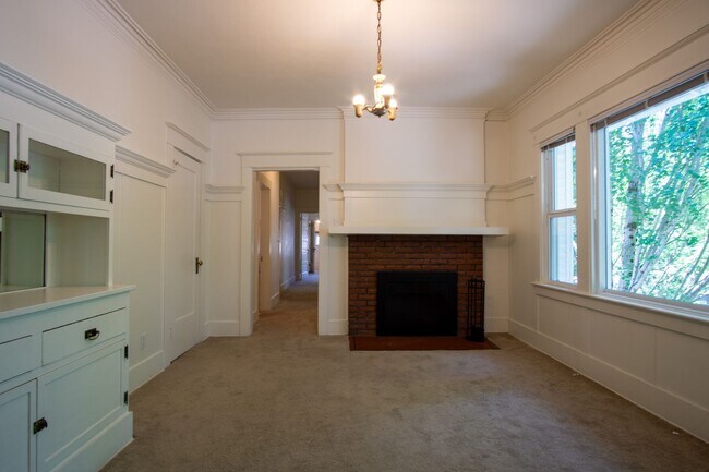 Foto del edificio - Lease this Beautiful Sullivan's Gulch Vintage 2-Bed w/Sunroom!