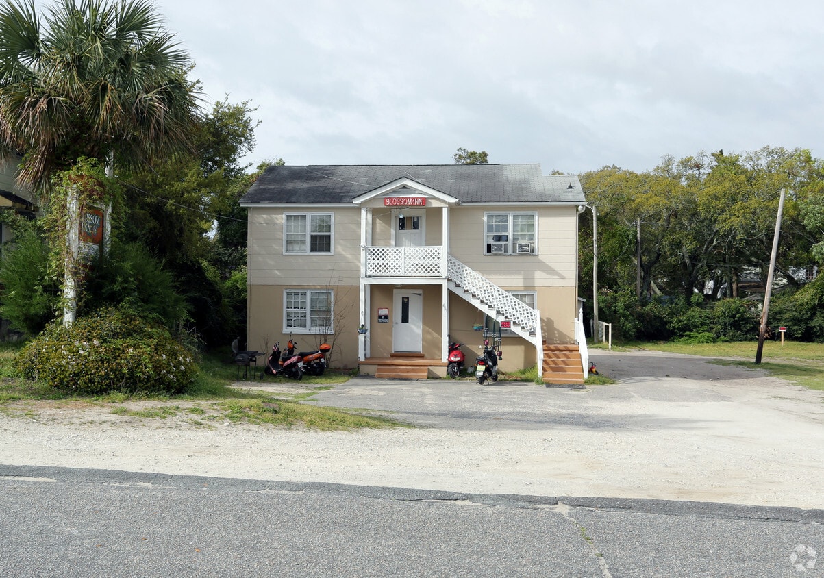 Building Photo - 403 5th Ave N