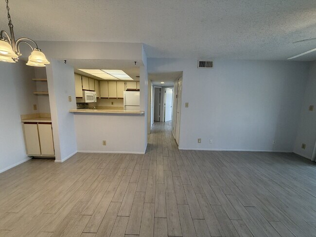 Foto del edificio - "2-Bed, 2-Bath Condo in Oaks IV - Your Cozy 899 Sq. Ft. Haven Awaits!"