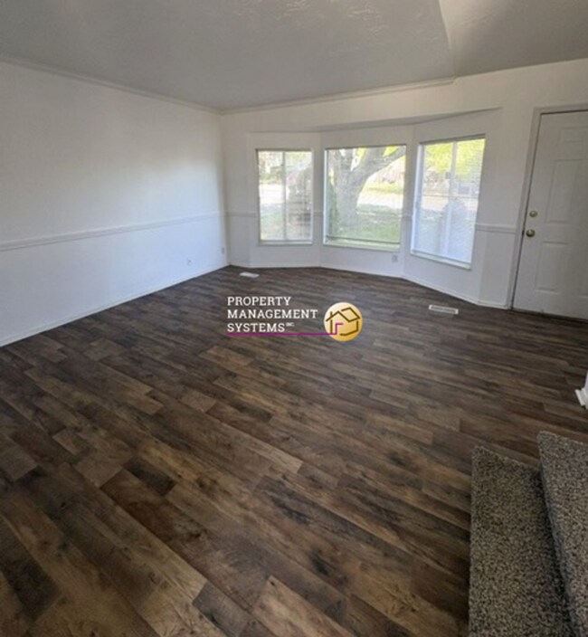 Foto del edificio - 3 Bedroom Home in Kearns