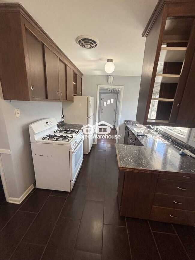 Building Photo - Available now - 4 bed 2 bath home in Richfield!