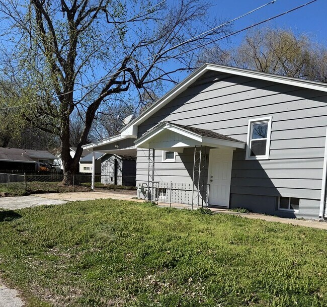 Foto del edificio - 4 bedroom/1 bath/detached storage building