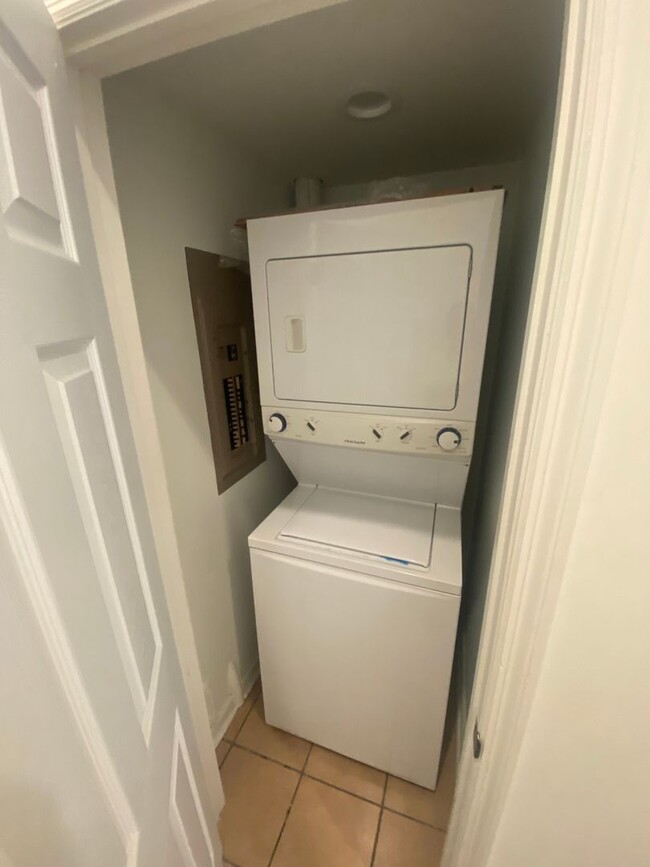 Building Photo - 3 BR/2 BA Apartment above Hyman's Seafood ...