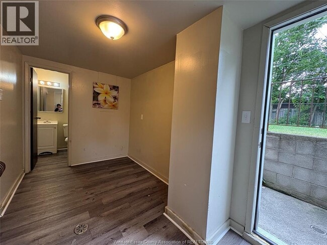 Building Photo - 327 Curry Ave