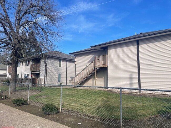 Foto del edificio - Rent Special: FREE May's Rent - 2 Bedroom 1 Bath Unit NE Salem!