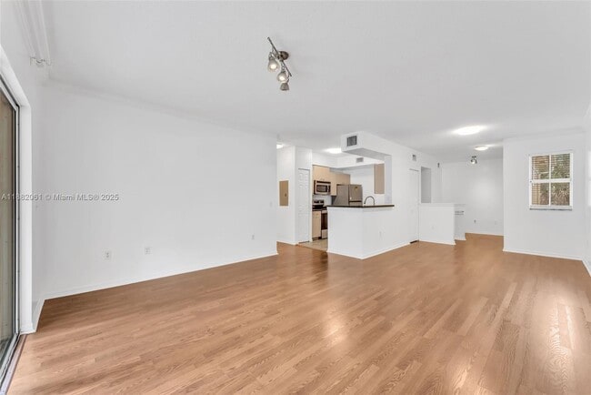 Foto del edificio - 2464 Centergate Dr