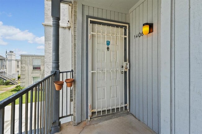 Building Photo - 6606 De Moss Dr