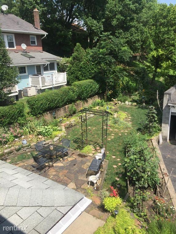 Foto del edificio - 3 br, 1.5 bath Townhome - 2331 Tilbury Ave