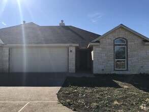 Building Photo - 200 Quail Hollow Ln