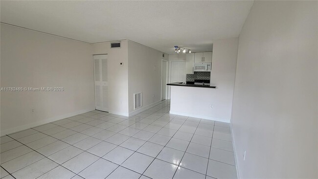Foto del edificio - 7155 Miami Lakes Dr