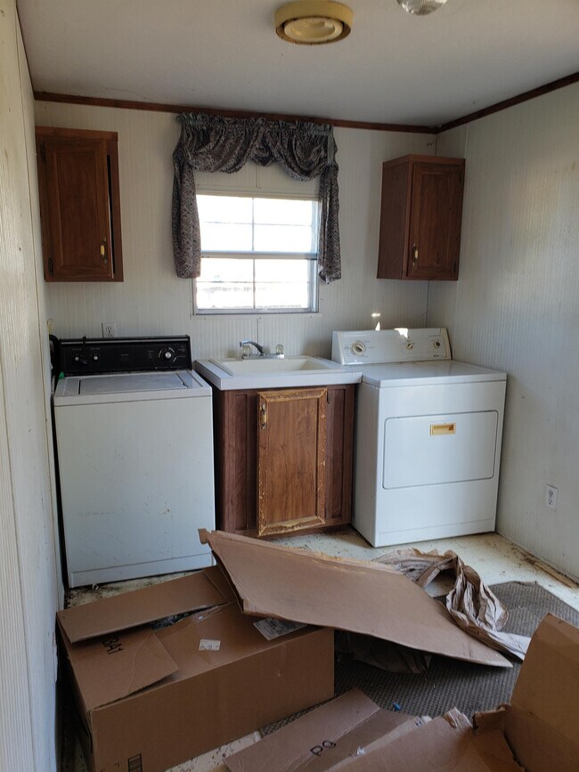 Building Photo - 213 Raven Rd