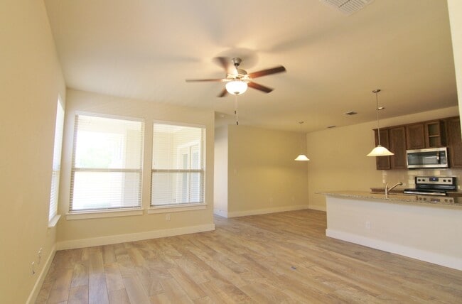 Building Photo - 3/2.5/2 Townhome Inside The Loop! Walk to ...