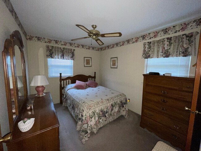 Foto del edificio - 909 Dogwood Dr