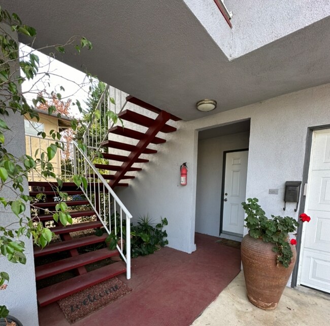 Building Photo - 121 Calle Vista