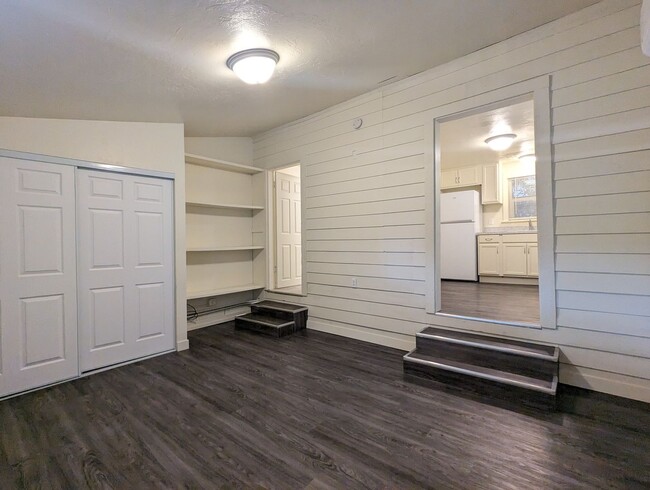 Building Photo - Remodeled Studio apartment- Great location...