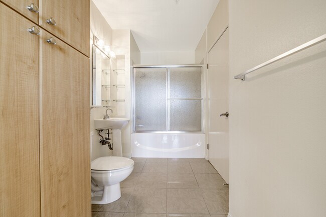 Building Photo - 488 E Ocean Blvd