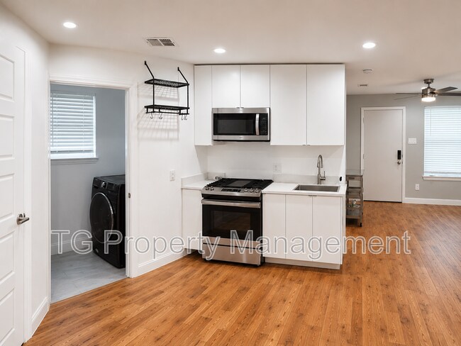 Foto del edificio - 3825 Dismount St