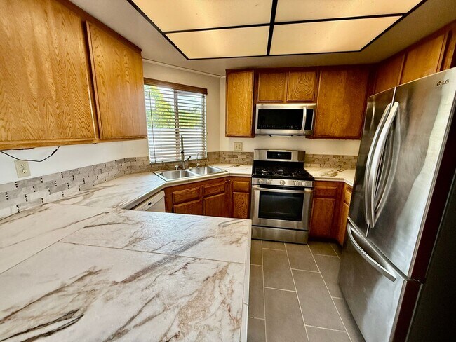 Building Photo - Single Story Condo end unit