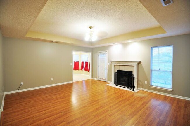 Building Photo - Comfortable with nearly an acre fenced yard.