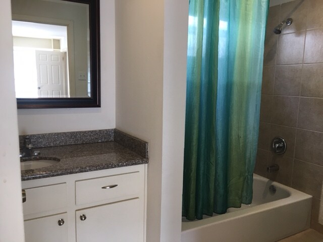 Baño con bañera - 1215 Banks St