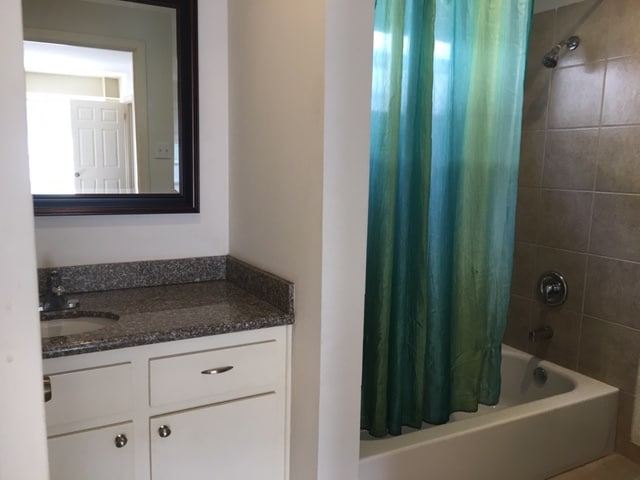 Bathroom with tub - 1215 Banks St