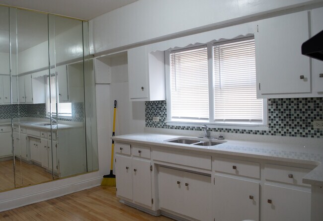 Foto del edificio - 7933 S South Shore Dr