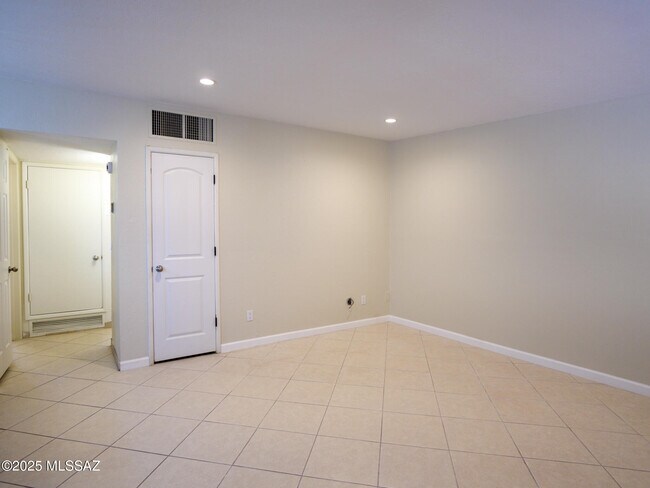 Foto del edificio - 2355 E 17th St