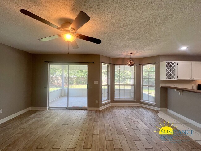 Building Photo - Charming 4 Bedroom Home in Mary Esther!