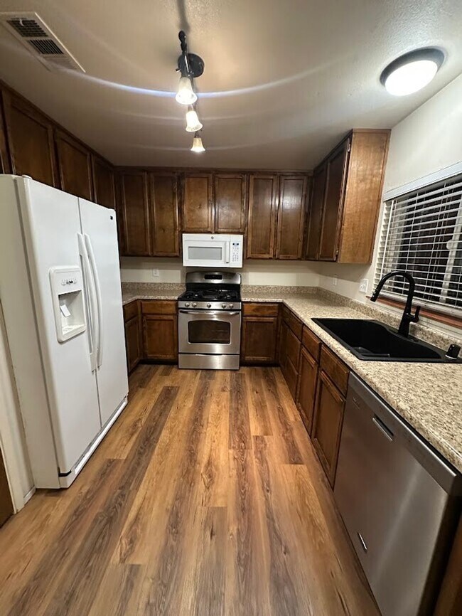 Building Photo - Charming Redding Home with Fireplace & Vaulted Ceilings