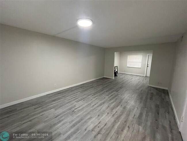 Building Photo - 3880 Woodside Dr