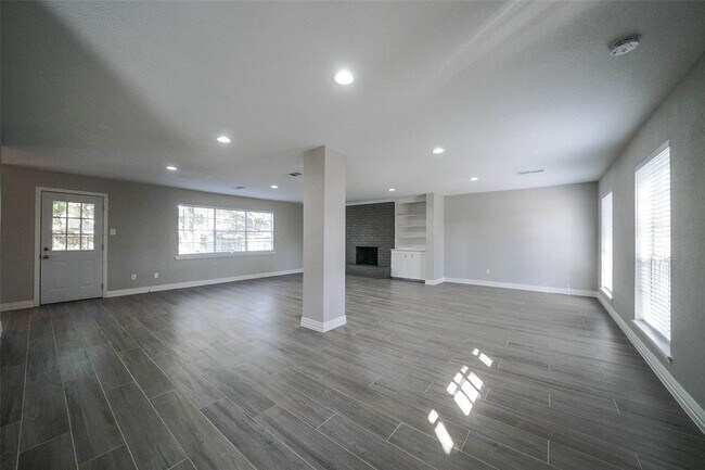 Foto del edificio - 7818 Beaufort Dr