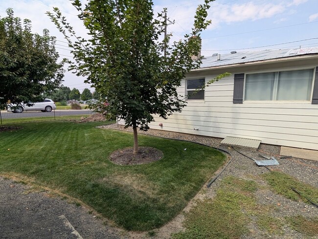 Building Photo - 2 Bedroom 1 Bath Orchards House