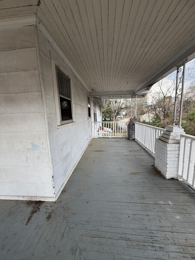 Building Photo - 708 Buick Ave