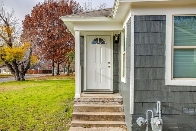 Foto del edificio - Remodeled 2 Bed 1 Bath Home Ready for New Tenants Near the River District-76114