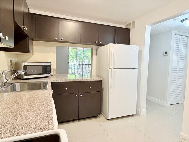 Building Photo - 450 Commodore Dr