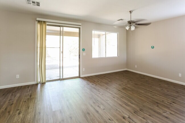 Foto del edificio - 10314 W Pioneer St